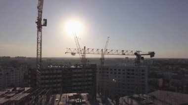 Vinçler ve yapım aşamasında binalar inşa havadan görünümü
