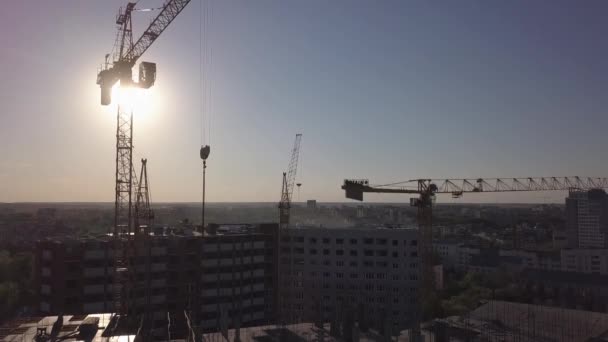 Vista aérea de grúas y edificios en construcción — Vídeo de stock