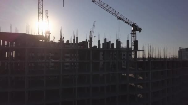 Vue aérienne des grues et des bâtiments en construction — Video