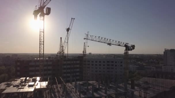 Luchtfoto van het opbouwen van kranen en gebouwen in aanbouw — Stockvideo