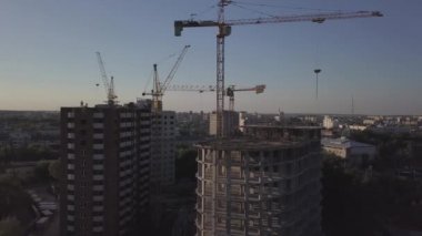 Vinçler ve yapım aşamasında binalar inşa havadan görünümü