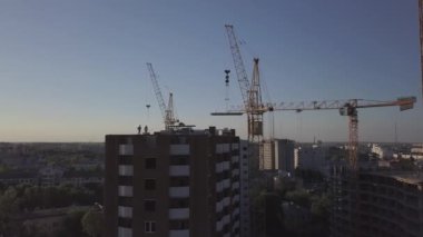 Vinçler ve yapım aşamasında binalar inşa havadan görünümü