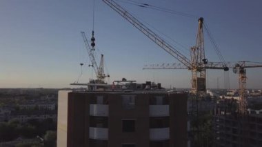 Vinçler ve yapım aşamasında binalar inşa havadan görünümü