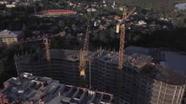 Vinçler ve yapım aşamasında binalar inşa havadan görünümü