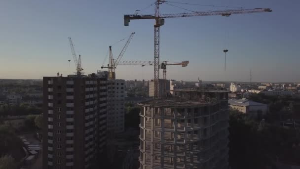Εναέρια άποψη του κτιρίου γερανοί και τα ανεγειρόμενα κτίρια — Αρχείο Βίντεο