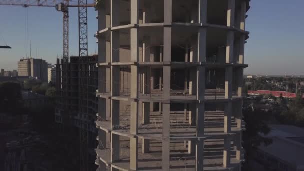Εναέρια άποψη του κτιρίου γερανοί και τα ανεγειρόμενα κτίρια — Αρχείο Βίντεο