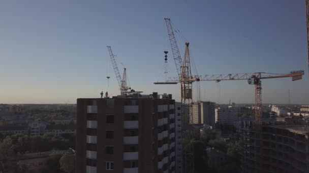 建物のクレーンや建設中の建物の空中写真 — ストック動画