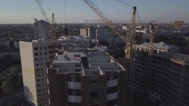 Vista aérea da construção de guindastes e edifícios em construção — Vídeo de Stock