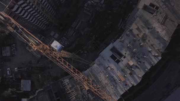 Vista aérea de grúas y edificios en construcción — Vídeo de stock