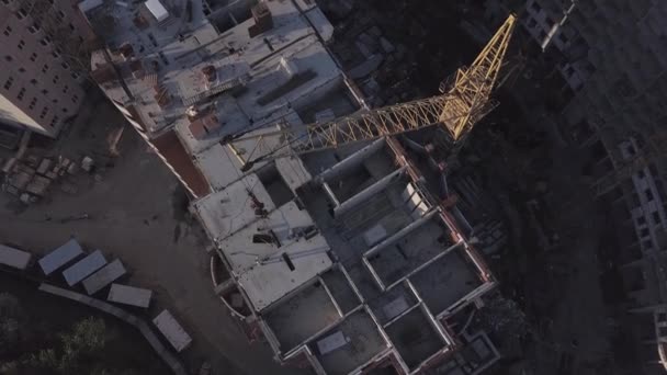 Vista aérea da construção de guindastes e edifícios em construção — Vídeo de Stock