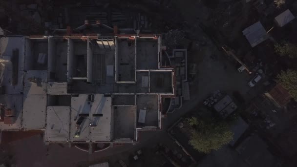 建筑起重机和建筑的鸟瞰图 在工地上打架 — 图库视频影像