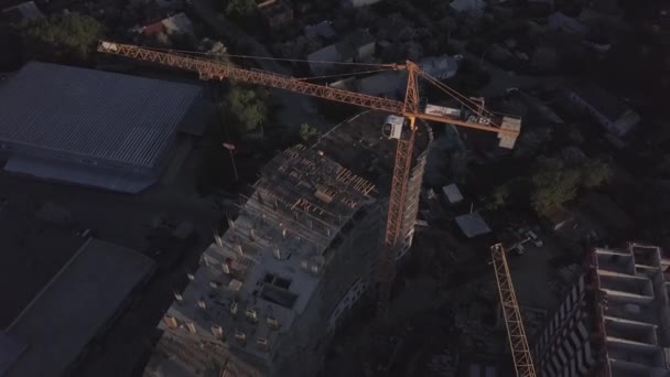 Vista aérea de grúas y edificios en construcción — Vídeos de Stock
