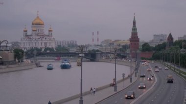 Moskova, Rusya. Moskova 'nın tarihi merkezinde Kremlin seti boyunca uzanan yol