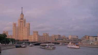 Moskova 'da Kotelnicheskaya seti üzerinde Stalins imparatorluğu. Akşam gökyüzünün arka planında inşa ediliyor.