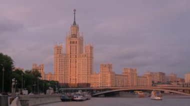 Moskova 'da Kotelnicheskaya seti üzerinde Stalins imparatorluğu. Akşam gökyüzünün arka planında inşa ediliyor.