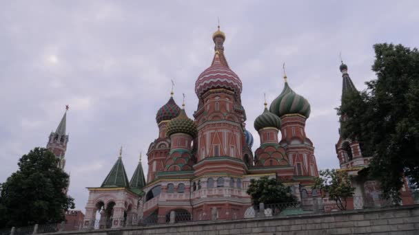 Cúpulas de la Catedral de San Basilio en la Plaza Roja de Moscú, Rusia — Vídeo de stock