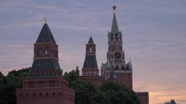 Moszkva Kreml tornyai. A Spasskaya-torony. A Moszkvai Kreml keleti falának főtornya feltűnő órával. — Stock videók