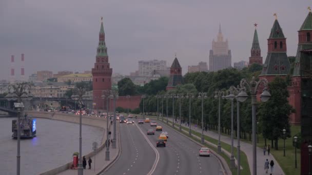 Μόσχα, Ρωσία. Δρόμος κατά μήκος του αναχώματος Κρεμλίνου στο ιστορικό κέντρο της Μόσχας — Αρχείο Βίντεο