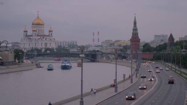 Москва, Россия. Дорога вдоль Кремлевской набережной в историческом центре Москвы — стоковое видео