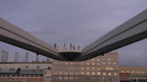 El puente flotante con la gente sobre el río Moscú en el parque Zaryadye cerca de la Plaza Roja . — Vídeo de stock