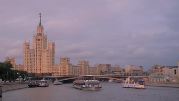 Сталинская империя на Котельнической набережной в Москве. Здание на фоне вечернего неба — стоковое видео