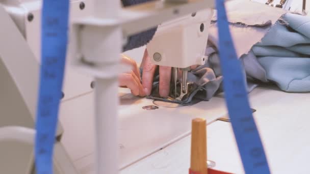 Nahaufnahme von Frauenhänden, die auf einer Maschine nähen. — Stockvideo