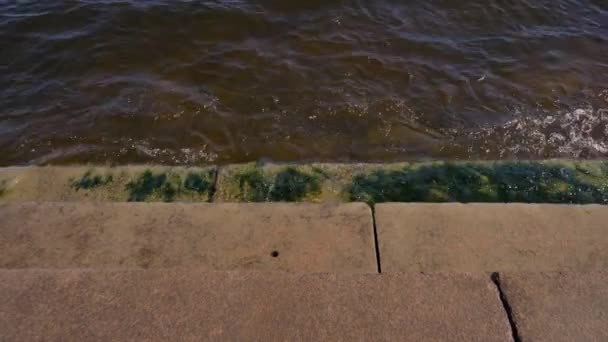 Κύματα χτυπούν σε γρανιτένια σκαλοπάτια στο ανάχωμα της Νέβα. Αγία Πετρούπολη. Ρωσία — Αρχείο Βίντεο