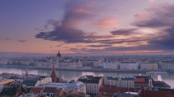 Budapeşte 'de şafak vakti. Şehrin panoramik manzarası ve Budapeşte Parlamentosu binası — Stok video