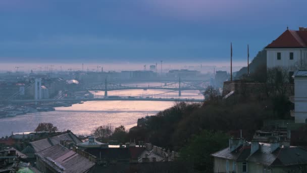 Şafak vakti gözlem güvertesinden Budapeşte köprülerine bakın. Macaristan — Stok video