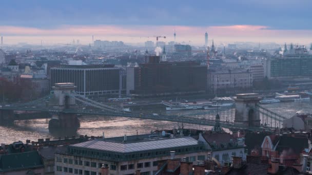 Panorama Budapesztu o wschodzie słońca. Most Szechenyi jesienią rano — Wideo stockowe