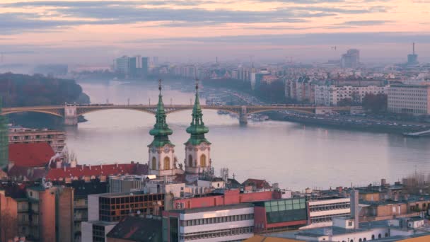 Panoramablick auf Budapest im Herbst. Margaritenbrücke im Morgengrauen — Stockvideo