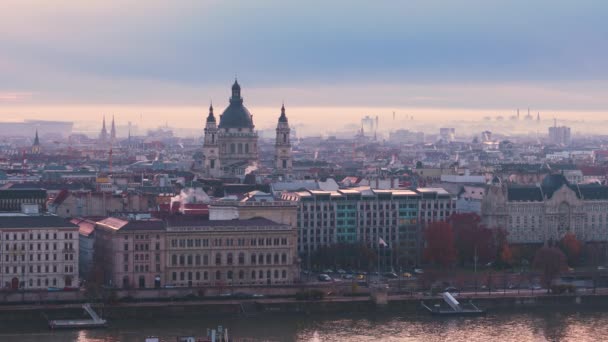 Panoramatický výhled na Budapešť na podzim. Dunajský nábřeží a katedrála sv. Štěpána — Stock video