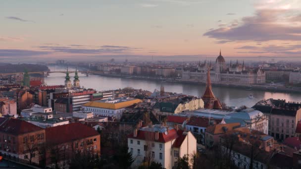 Gryning över Budapest. Panoramautsikt över staden och byggnaden av Budapest parlamentet — Stockvideo