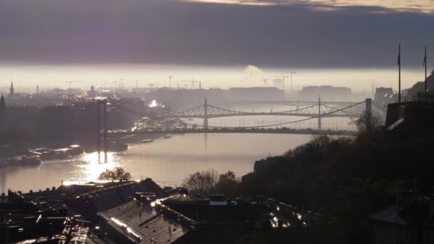 Uitzicht vanaf het observatiedek naar de bruggen van Boedapest bij dageraad. Hongarije — Stockvideo