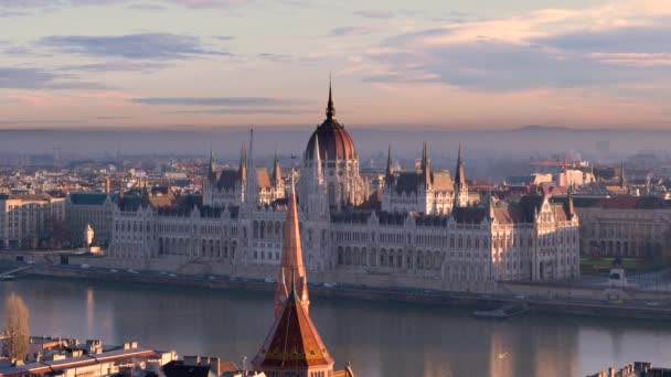 A Parlament épülete a gyönyörű hajnali égbolt hátterében. Hajnal Budapest felett — Stock videók