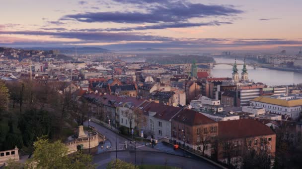 Úsvit nad Budapeští. Panoramatický výhled na město — Stock video