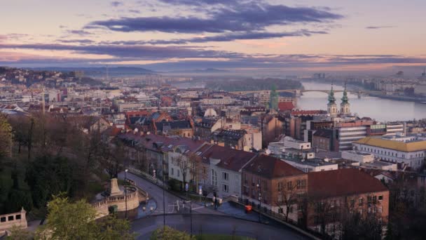 Amanecer sobre Budapest. Vista panorámica de la ciudad — Vídeos de Stock