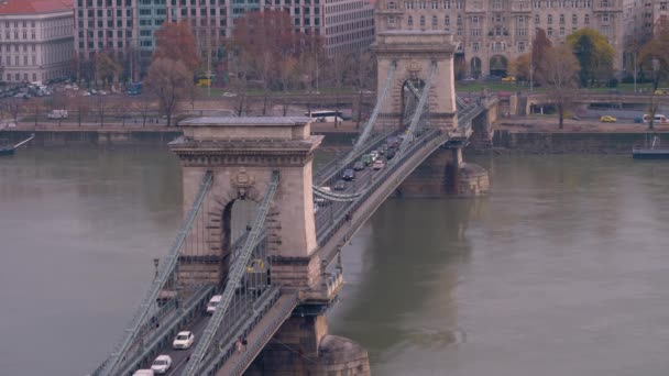 Morgonutsikt över Szechenyi Bridge. Kända Kedjebron i Budapest. Donau-floden. Budapest, Ungern. — Stockvideo