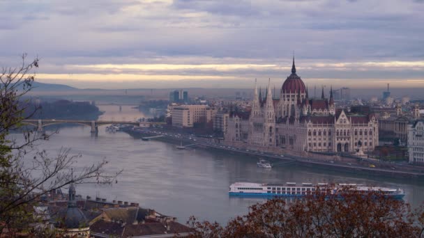 Hajnal Budapest felett. Kilátás a városra és a Parlament épületére. — Stock videók