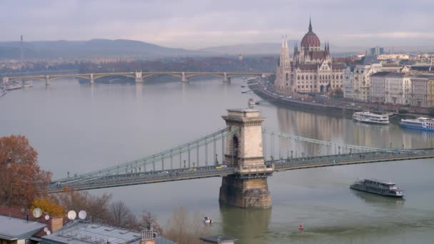 Dobré ráno v Budapešti. Panoramatický výhled na město, most Szechenyi a budovu budoucího parlamentu. — Stock video