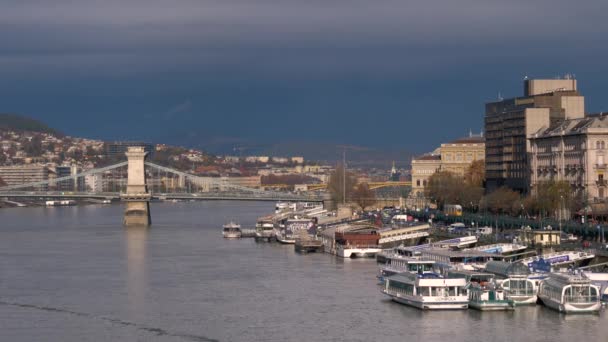 Mañana en Budapest. Vista del puente de Szechenyi y la orilla izquierda del río Danubio — Vídeo de stock