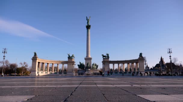 Budapeşte, Macaristan, Kahramanlar Meydanı güneşli bir sonbahar gününde. — Stok video