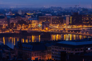 Budapeşte 'deki aydınlanmış parlamento binasının sabah manzarası,