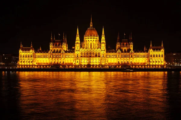 Budapeşte 'deki Macar Parlamentosu binasının gece görüşü. Tuna Nehri 'nde güzel bir ışık ve yansıma.