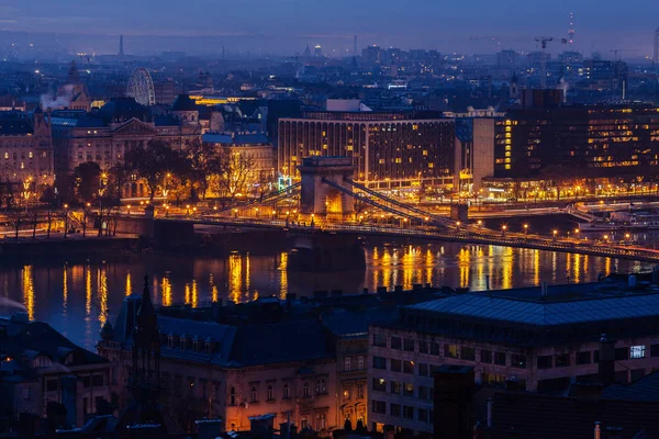 布达佩斯灯火通明的议会大楼的晨景, — 图库照片