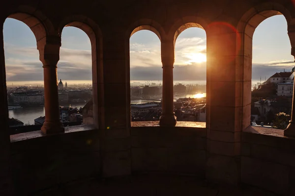 从渔夫城堡看到布达佩斯的早晨。 在城市上空升起. — 图库照片