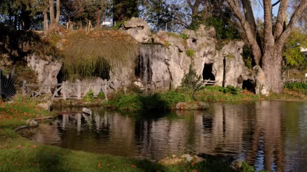 Una pequeña cascada decorativa en el Parque o en el jardín. Diseño del paisaje — Vídeo de stock