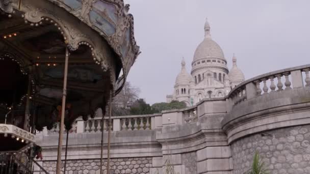 Widok na Montmartre i Bazylikę Sacre Coeur, z karuzelą na pierwszym planie. Paryż, Francja — Wideo stockowe