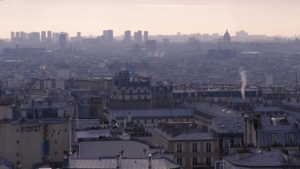 Panorama van Parijs vanaf de Montmartre heuvel. Uitzicht op de stad en de daken op een herfstdag — Stockvideo