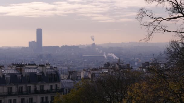 Panorama de París desde la colina de Montmartre. Vista de la ciudad y los tejados en un día de otoño — Vídeo de stock